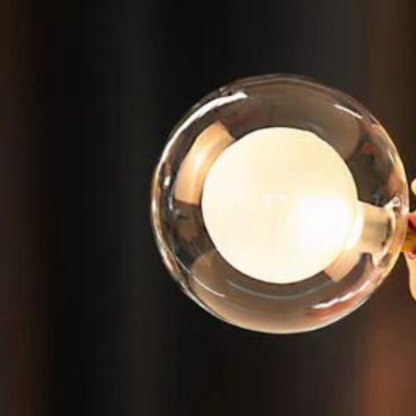 Glühbirne LED rund, warmweiß, transparentes Glas, moderne Beleuchtung, Energiesparlampe.