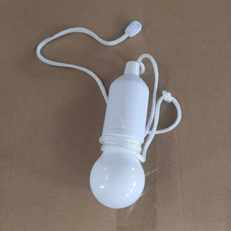 Weiße LED-Zuglampe mit Seil, batteriebetrieben, tragbar, für Camping und Outdoor.