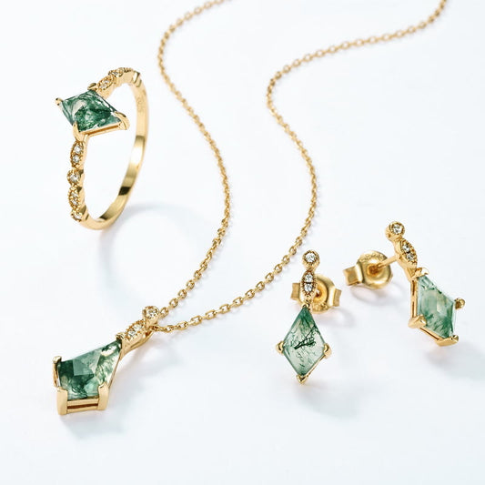 Goldschmuck-Set mit grünen Edelsteinen, bestehend aus Ring, Halskette und Ohrringen.