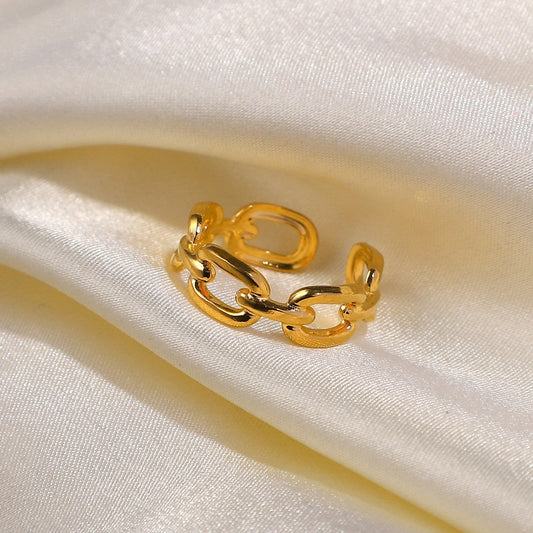 Goldener Kettenring auf Seidenstoff, verstellbar, modisches Schmuckstück, elegantes Design.