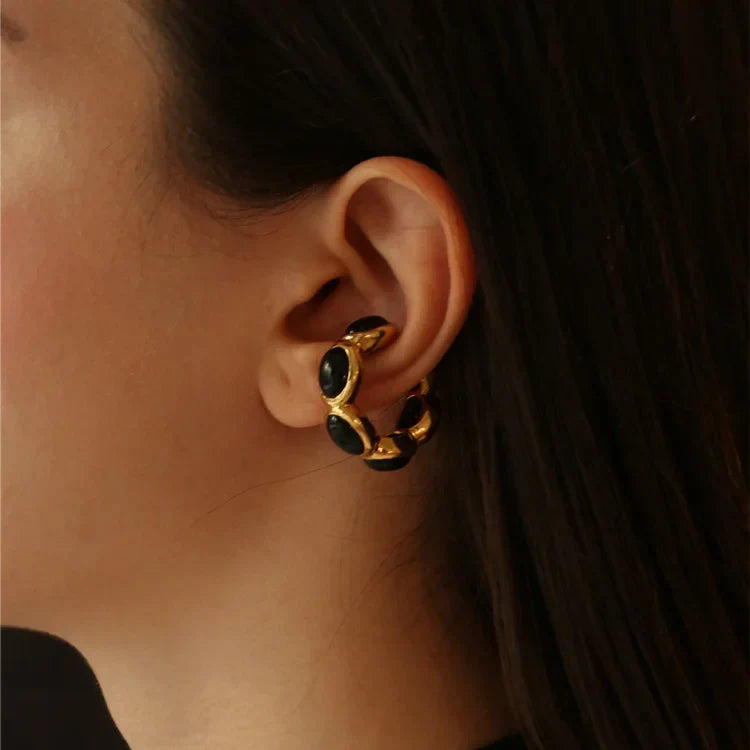 Goldene Creolen mit schwarzen Steinen, Ohrringe, Modeschmuck, elegant, Damenaccessoire.