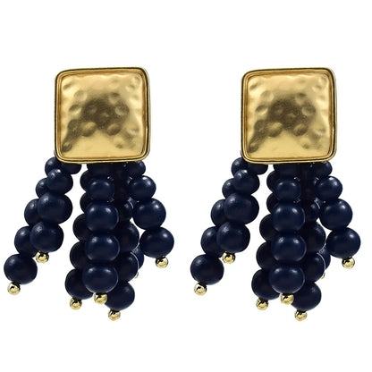 Goldene Ohrringe mit blauen Perlen, quadratisches Design, modisch, elegant, Schmuckaccessoire.