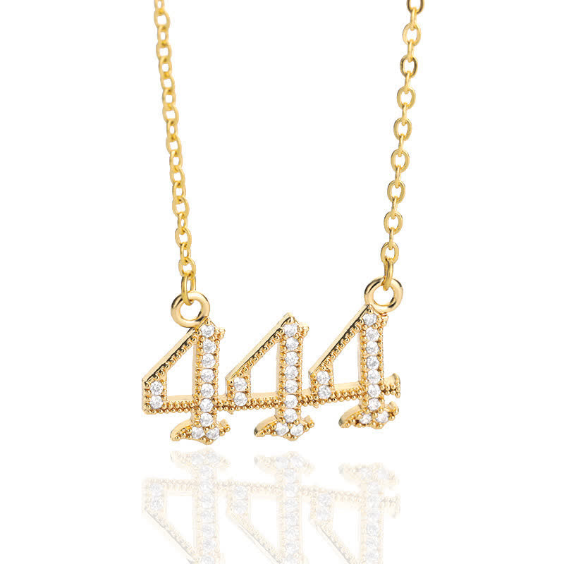 Goldene Halskette mit "444"-Anhänger, verziert mit funkelnden Kristallen, modischer Schmuck.