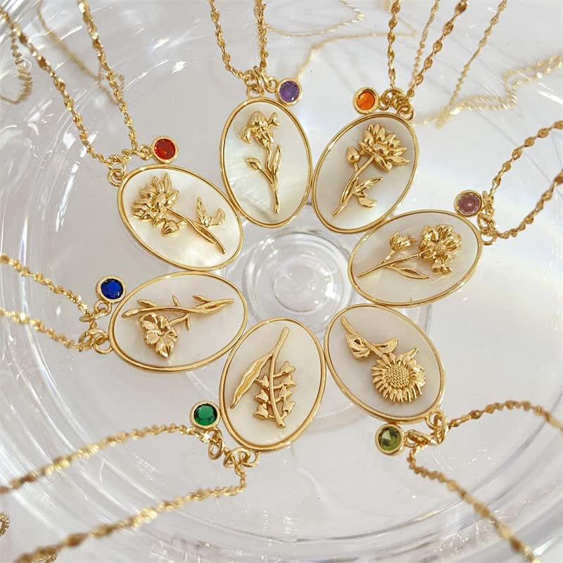 Goldene Halsketten mit Blumenanhängern, Edelsteinen, Schmuckdesign, modisch, elegant.