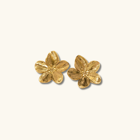 Goldene Blumen-Ohrringe, elegantes Design, Schmuck für Damen, modische Accessoires.