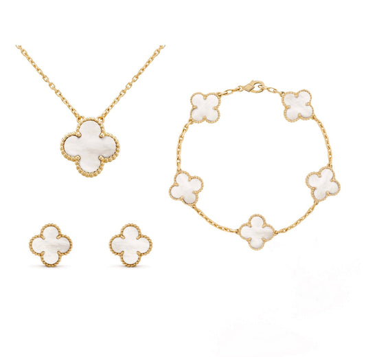 Goldene Schmuckset mit weißem Kleeblatt-Design: Halskette, Armband, Ohrringe.