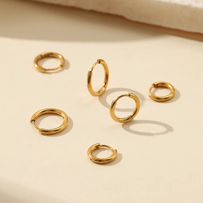 Goldene Creolen Ohrringe, minimalistisch, modisch, Schmuck, Accessoire, Damen, elegant, zeitlos.