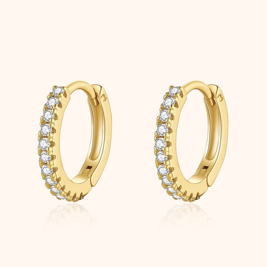 Goldene Creolen mit Diamanten, eleganter Schmuck, luxuriöse Ohrringe, modisches Accessoire.
