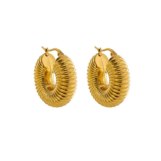 Goldene Creolen Ohrringe, geriffelt, modisch, Schmuck für Damen, elegantes Design.