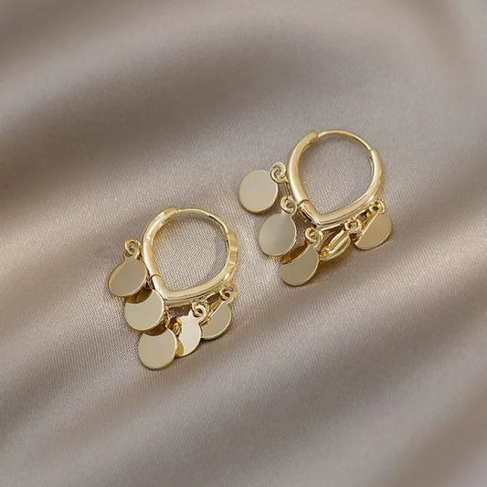 Goldene Creolen Ohrringe mit runden Anhängern, modischer Schmuck, elegant, Damen Accessoire.