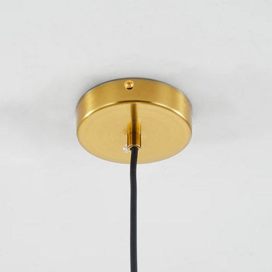 Goldene Deckenrosette aus Metall mit schwarzem Kabel für moderne Beleuchtung.