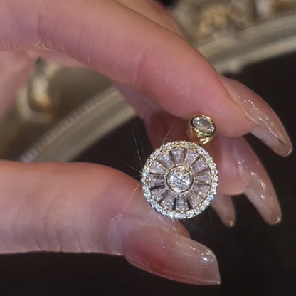 Hand hält goldenen Diamantanhänger, rund, funkelnd, luxuriöses Schmuckdesign, Nahaufnahme.