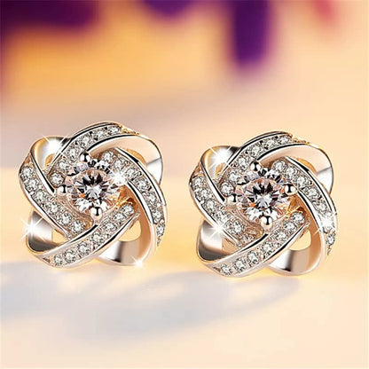 Goldene Ohrringe mit Kristallen, funkelnd, elegantes Design, Schmuck für Damen.