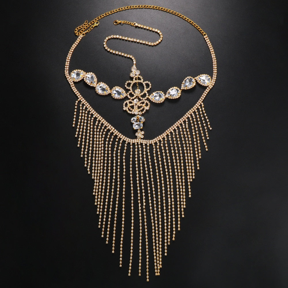 Goldene Halskette mit Kristallen und Fransen, elegantes Schmuckdesign, luxuriöses Accessoire.