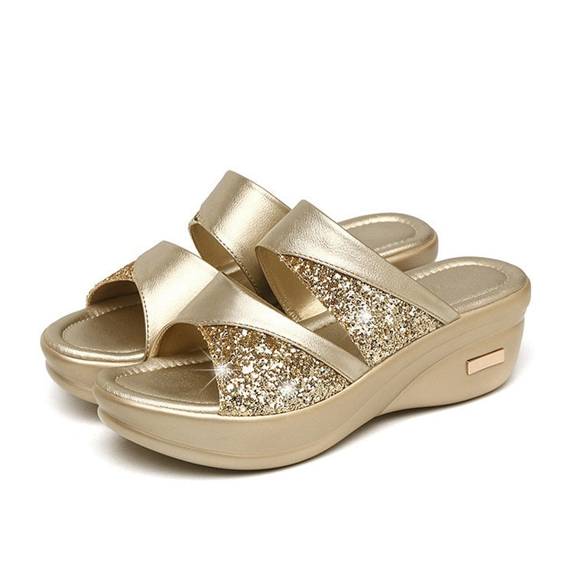 Goldene Damen-Sandalen mit Glitzer, Keilabsatz, bequem, modisch, Sommermode.
