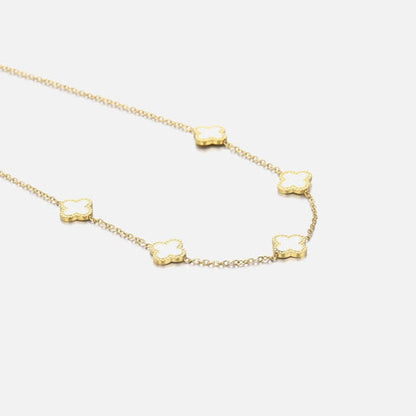 Goldene Halskette mit weißen Blumenanhängern, elegantes Schmuckdesign, Damenaccessoire.