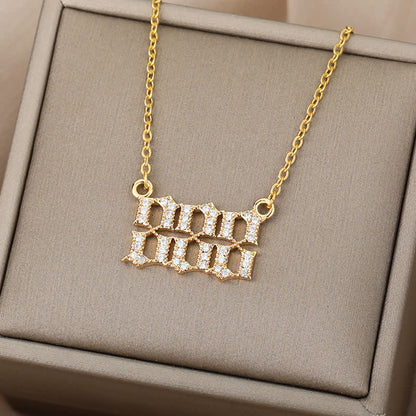 Goldene Halskette mit funkelndem Colosseum-Anhänger, eleganter Schmuck, Geschenkidee.