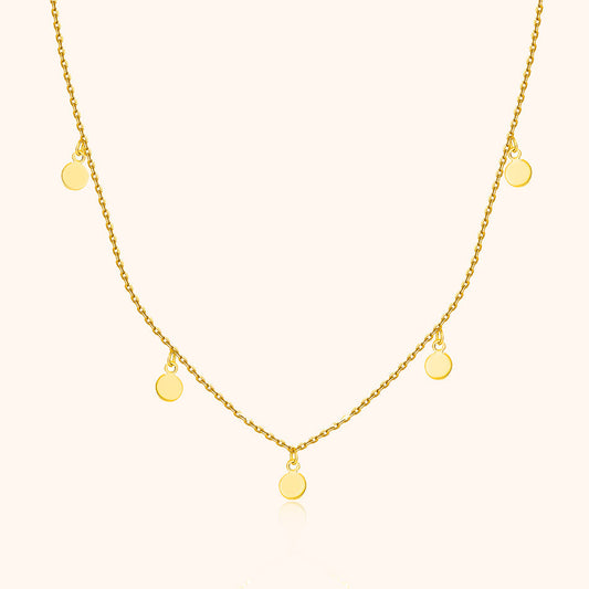 Goldene Halskette mit runden Anhängern, elegantes Schmuckdesign, Damenaccessoire.
