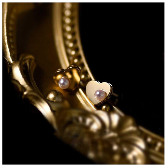 Goldene Herz-Ohrringe mit Perlen, eleganter Schmuck, luxuriöses Design, stilvolle Accessoires.