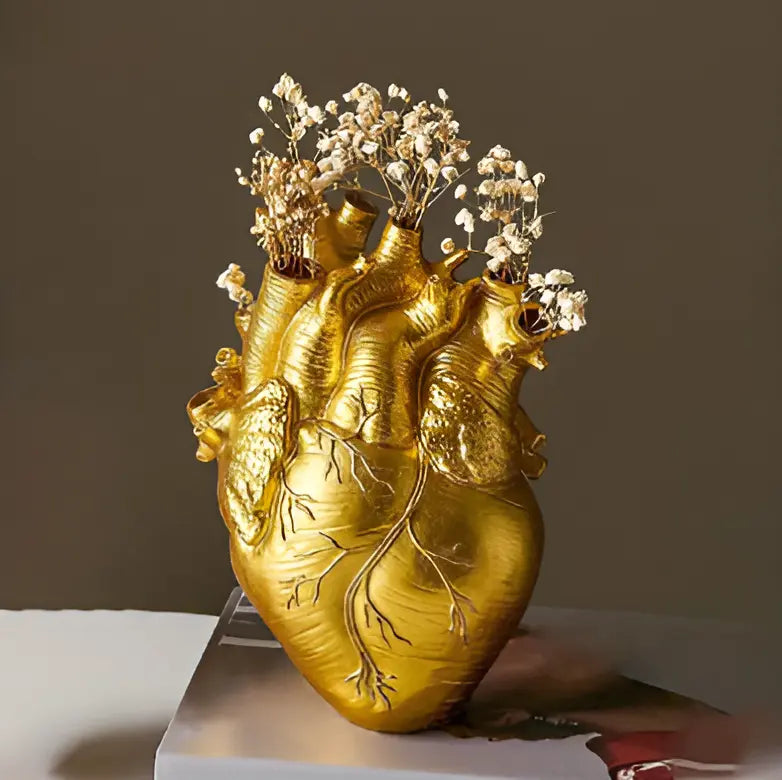 Goldene Herzvase mit Trockenblumen, dekorative Skulptur, modernes Design, Wohnzimmer-Deko.