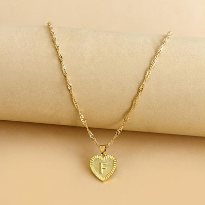 Goldene Herz-Halskette mit Buchstabenanhänger, elegantes Schmuckdesign, Geschenkidee.