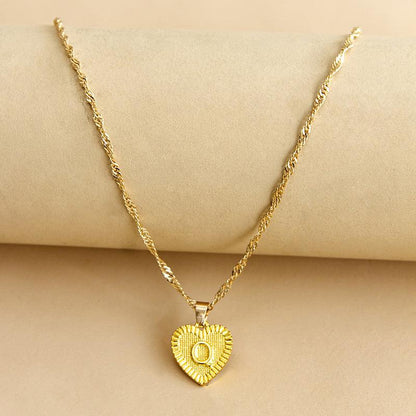 Goldene Herz-Halskette mit Buchstabenanhänger, elegantes Schmuckstück für Damen.