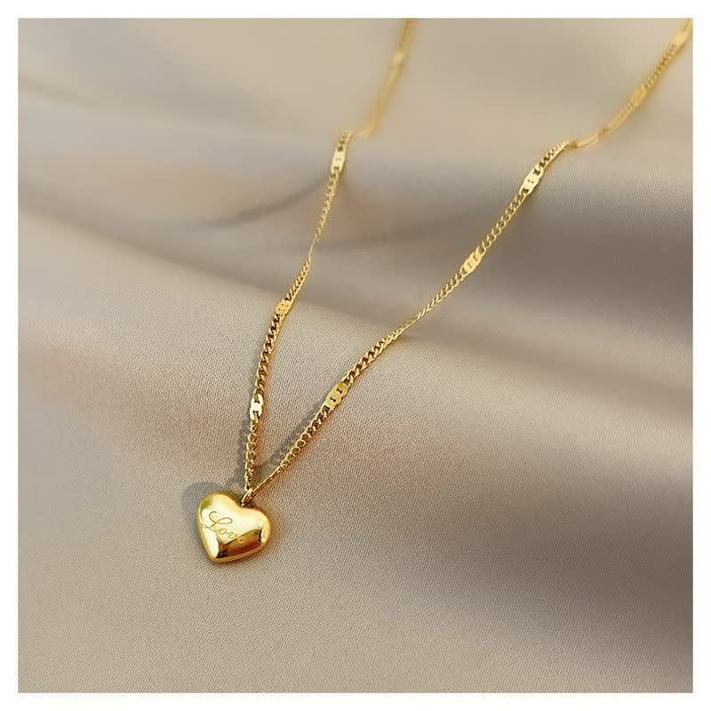 Goldene Herz-Halskette auf Seide, elegantes Schmuckstück, Damenaccessoire, Geschenkidee.