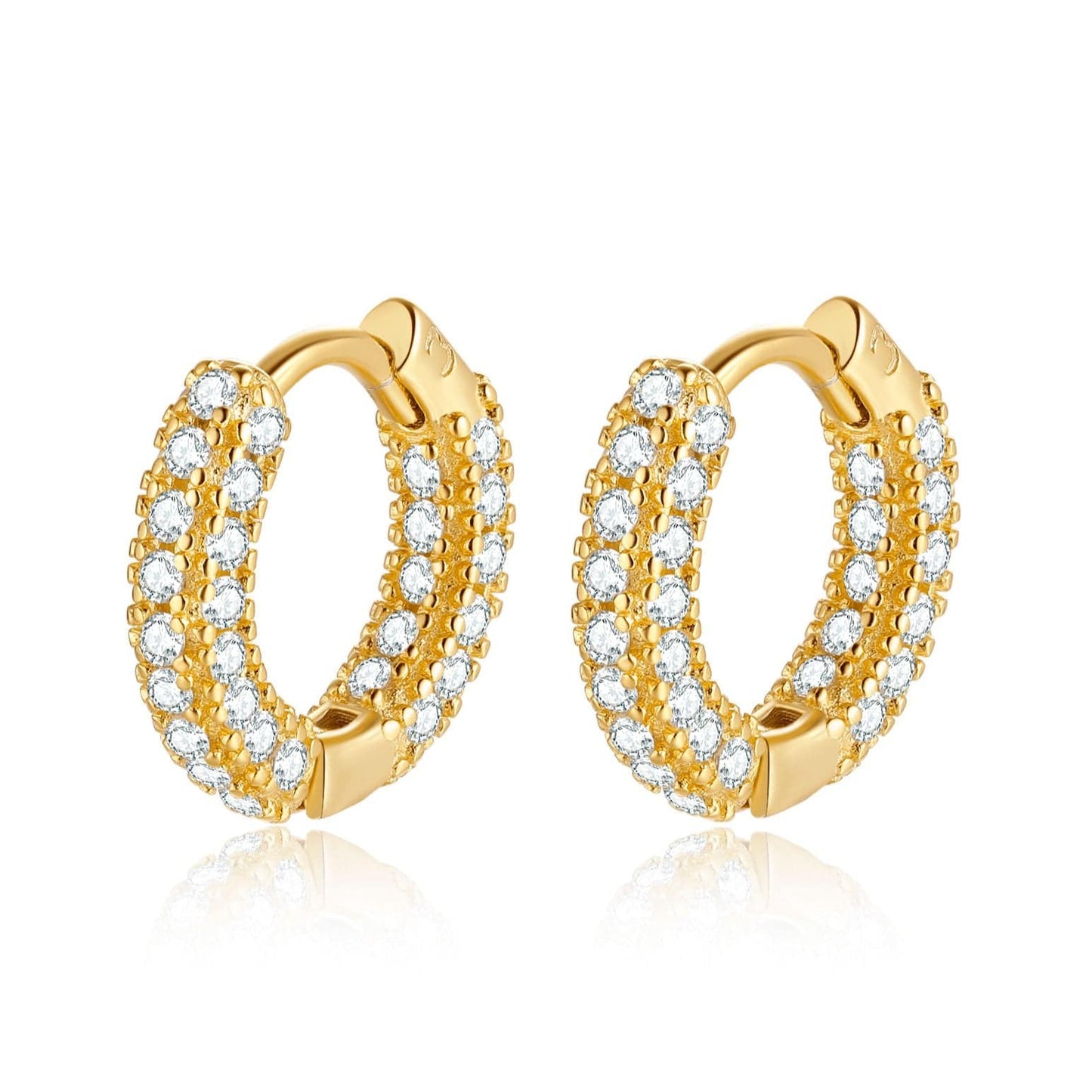 Goldene Creolen mit Kristallen, eleganter Schmuck, Ohrringe für Damen, modisches Accessoire.