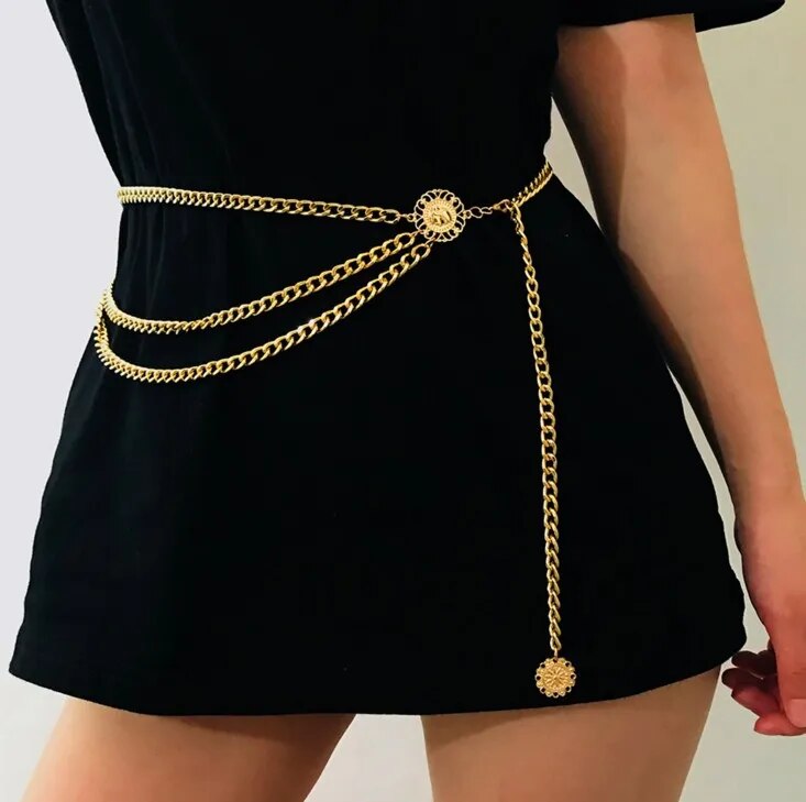 Goldene Kettengürtel für Damen, modisches Accessoire, elegantes Design, schwarzes Kleid.