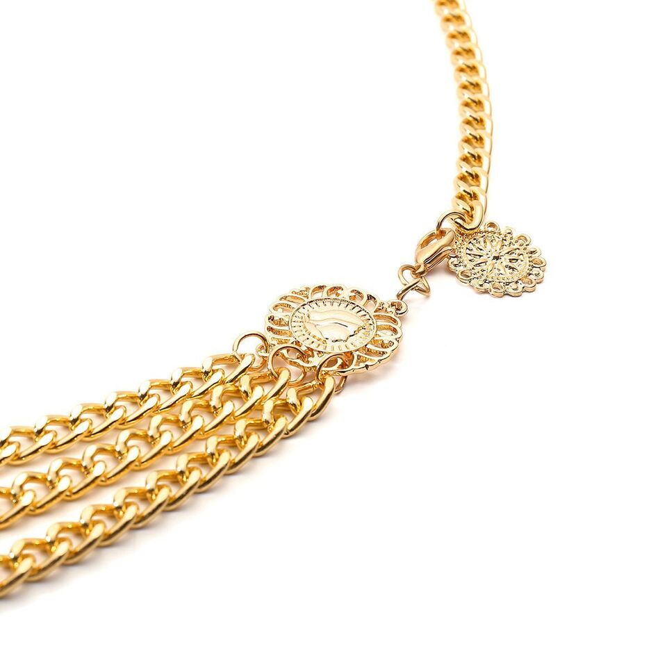 Goldene Kettengürtel mit dekorativen Anhängern, modisches Accessoire für Damen.