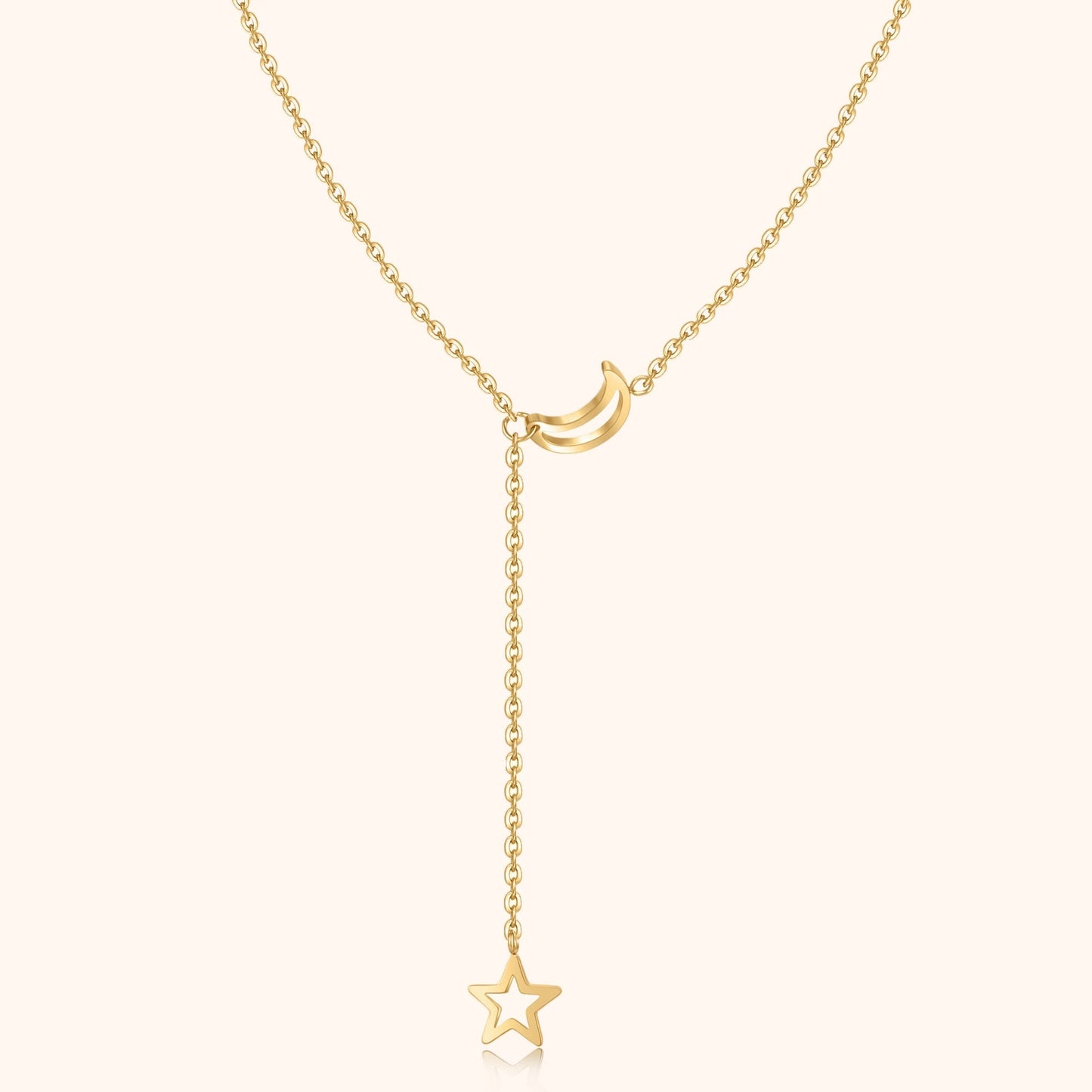Goldene Halskette mit Mond- und Sternanhänger, elegantes Schmuckdesign, Damenaccessoire.