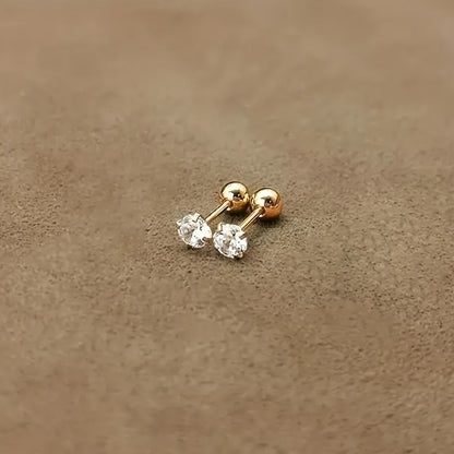 Goldene Ohrstecker mit klaren Zirkonia, Schmuck, minimalistisch, elegant, Damenaccessoire.