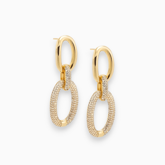 Goldene Ohrringe mit ovalen Gliedern, glänzend und strukturiert, modisches Schmuckdesign.