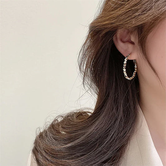 Damen Ohrring goldfarben, kreisförmig, elegant, Schmuck Accessoire, modisch, für Frauen.