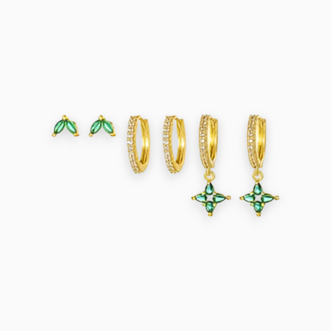 Goldene Ohrringe Set mit grünen Edelsteinen, Creolen und Anhängern, eleganter Schmuck.