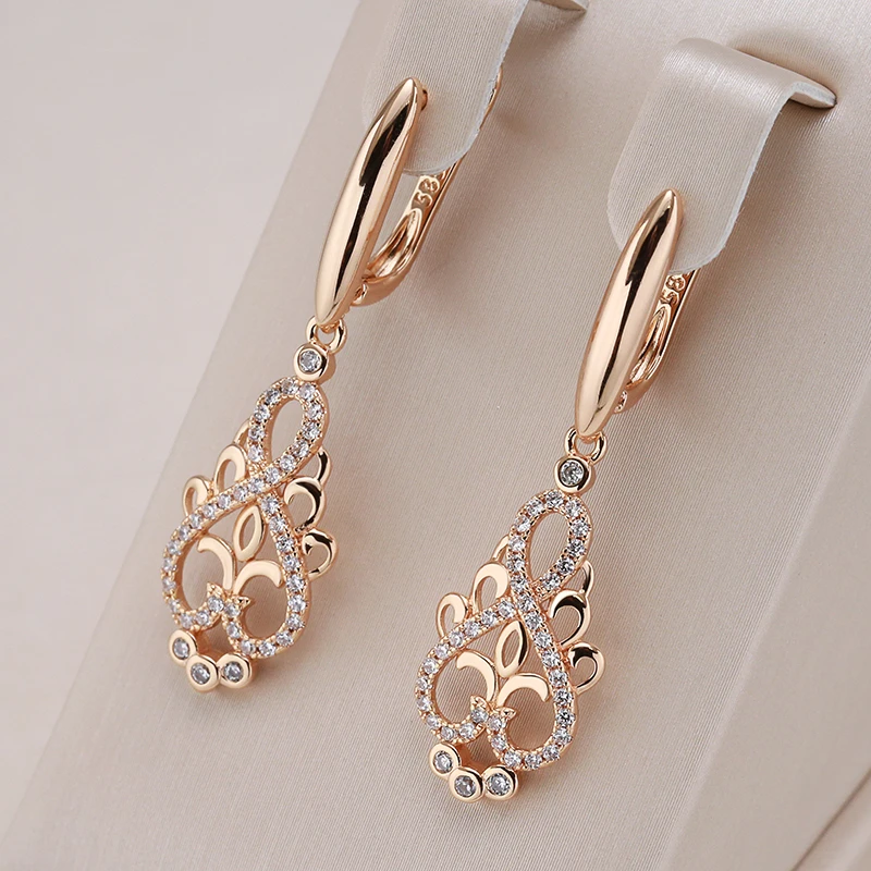 Goldene Ohrringe mit Zirkonia, elegantes Design, Schmuck für Damen, modisch und luxuriös.