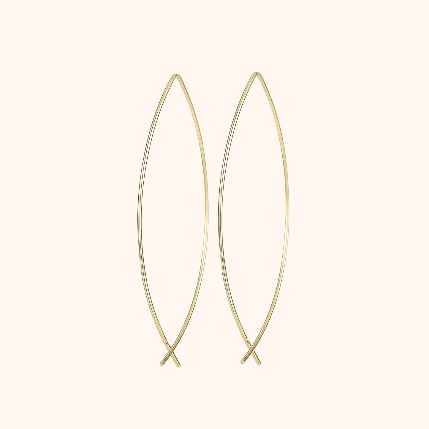 Goldene, ovale Ohrringe aus Metall, minimalistisches Design, eleganter Schmuck für Damen.