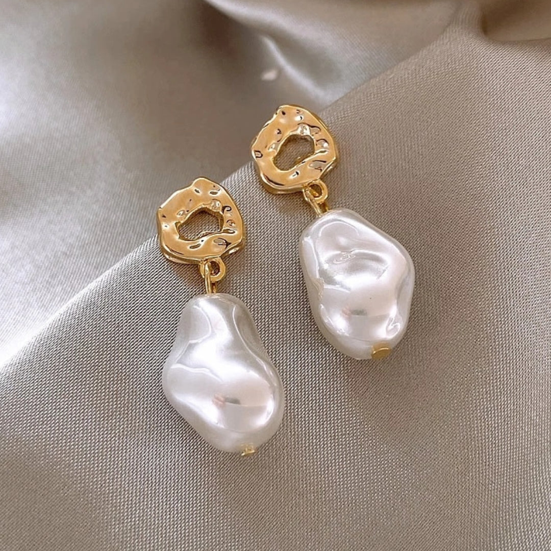 Goldene Ohrringe mit unregelmäßigen Perlen, eleganter Schmuck, modische Accessoires.