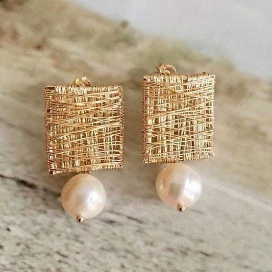 Goldene Ohrringe mit rechteckigem Drahtdesign und Perlenanhänger, eleganter Schmuck.