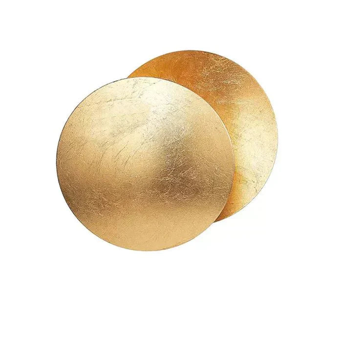 Zwei goldene runde Metallplatten, glänzend, dekorativ, auf weißem Hintergrund.