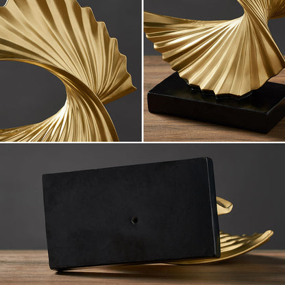 Goldene abstrakte Skulptur, wellenförmig, auf schwarzem Sockel, moderne Wohnkultur.