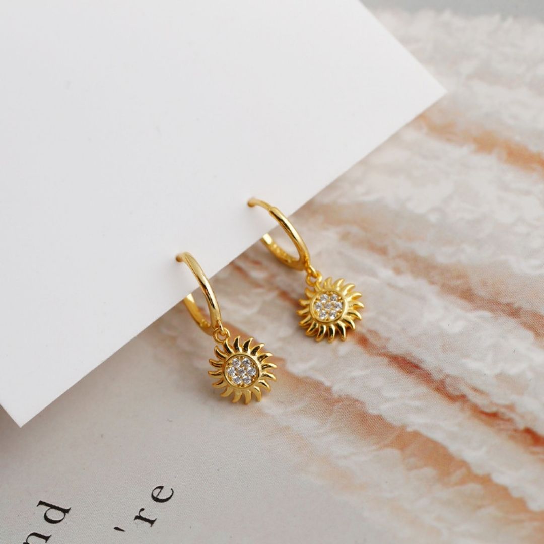 Goldene Sonnen-Creolen mit Strass, eleganter Schmuck, modische Ohrringe für Damen.