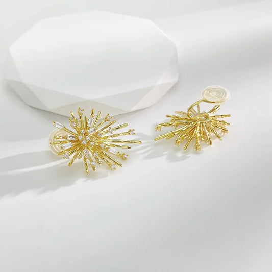 Goldene Ohrringe in Sonnenform, funkelnd, modisch, Schmuck für Damen, elegantes Design.