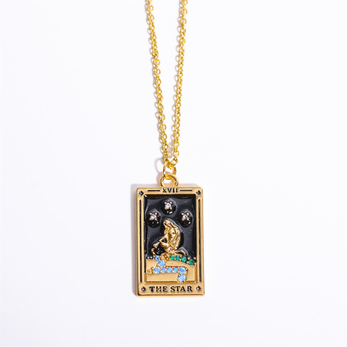 Goldene Tarot-Halskette mit Sternkarte-Anhänger, schwarzer Hintergrund, funkelnde Details.