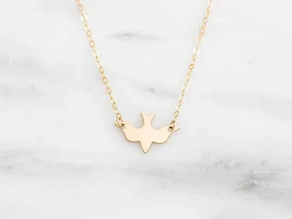 Goldene Halskette mit Taubenanhänger, filigranes Design, Damen-Schmuck, Geschenkidee.