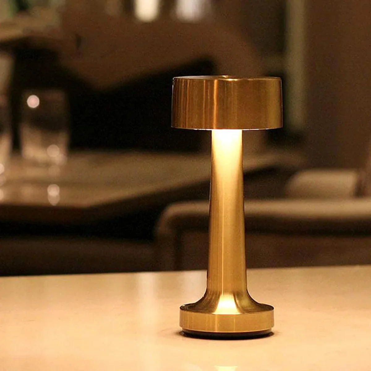 Goldene LED-Tischlampe, modern, Metall, dimmbar, für Wohnzimmer oder Büro, stilvolles Design.