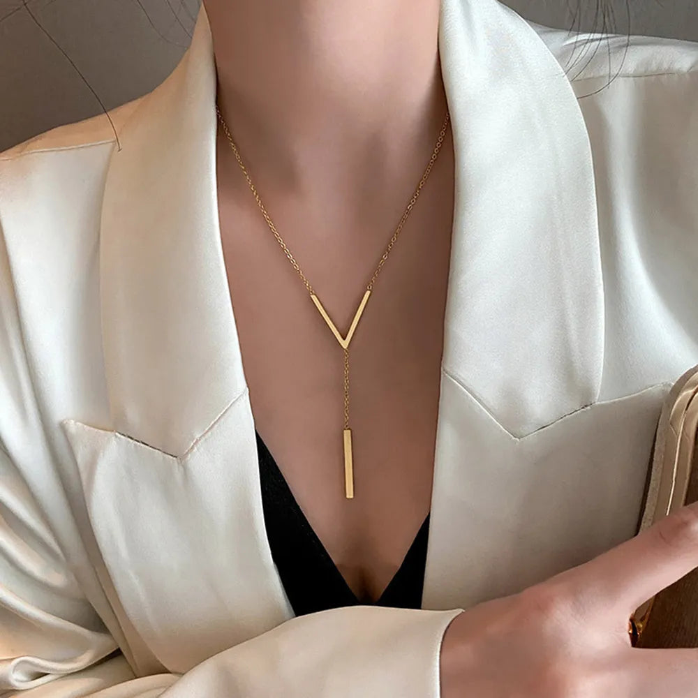 Goldene Y-Halskette, minimalistisch, Damenmode, elegantes Design, Schmuckaccessoire.