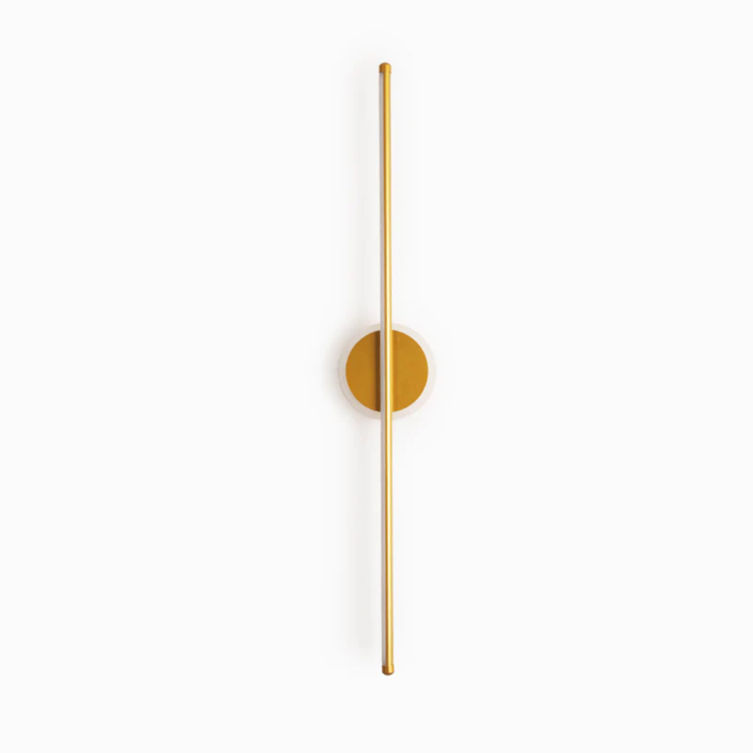 Goldene Wandleuchte, modernes Design, vertikal, minimalistisch, Innenbeleuchtung, Metall.