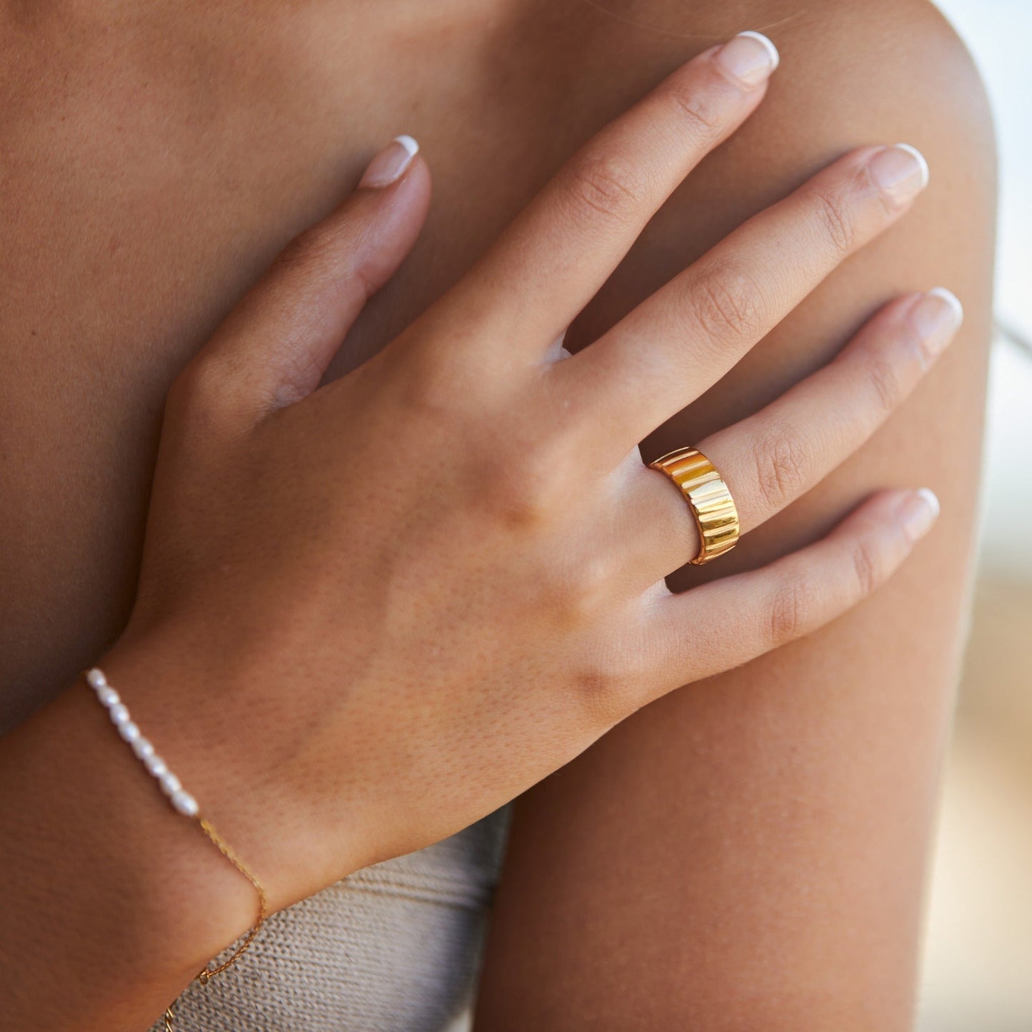 Goldener Statement-Ring an Hand, modernes Design, Schmuck, Damenmode, Accessoire, elegant.