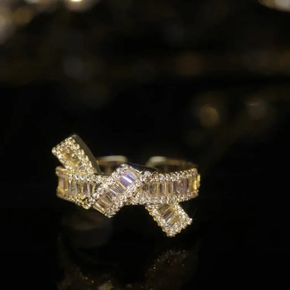Luxuriöser goldener Diamantring mit funkelnden Steinen, elegantes Schmuckdesign, Geschenkidee.